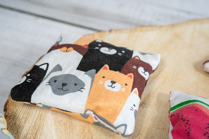 Kicker pour chats à motifs de têtes de chats variées.