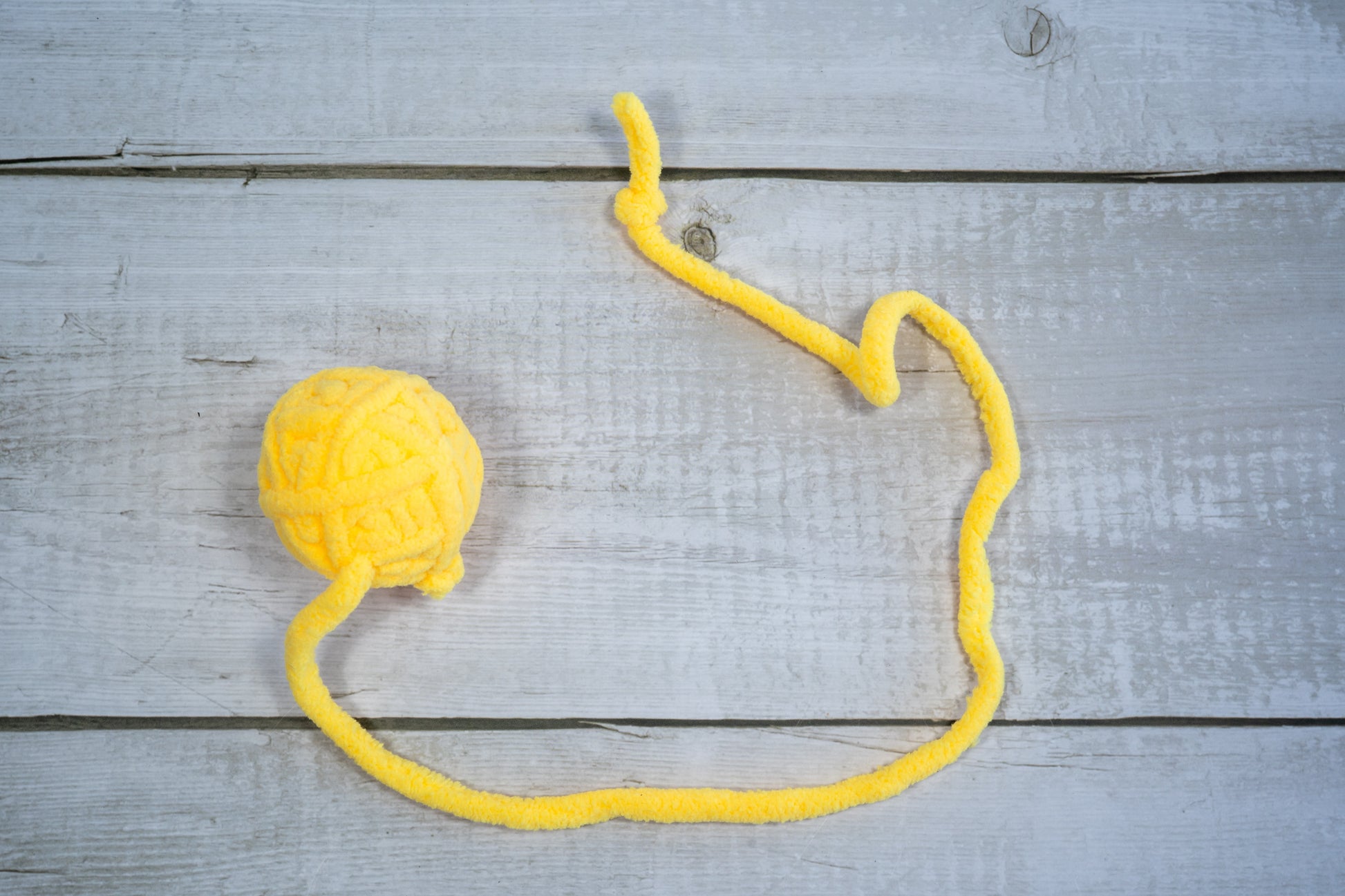 Small yellow wool ball with tail for cats. | Petite pelote de laine jaune avec queue pour chat.