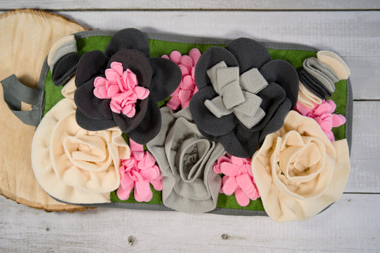 Pet sniffing mat garden of white and gray roses.|Tapis à renifler jardin de roses blanches et grises.