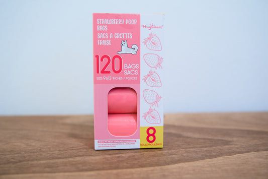 Pink packaging of strawberry poop bags with a white background.|Emballage rose pour sacs à déjections canines parfumés à la fraise, sur fond blanc.