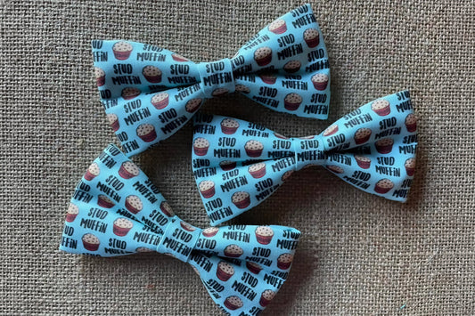 Two blue small pets bow ties with Stud Muffin pattern.|Deux petits nœuds papillon bleus pour animaux, à motif Stud Muffin.