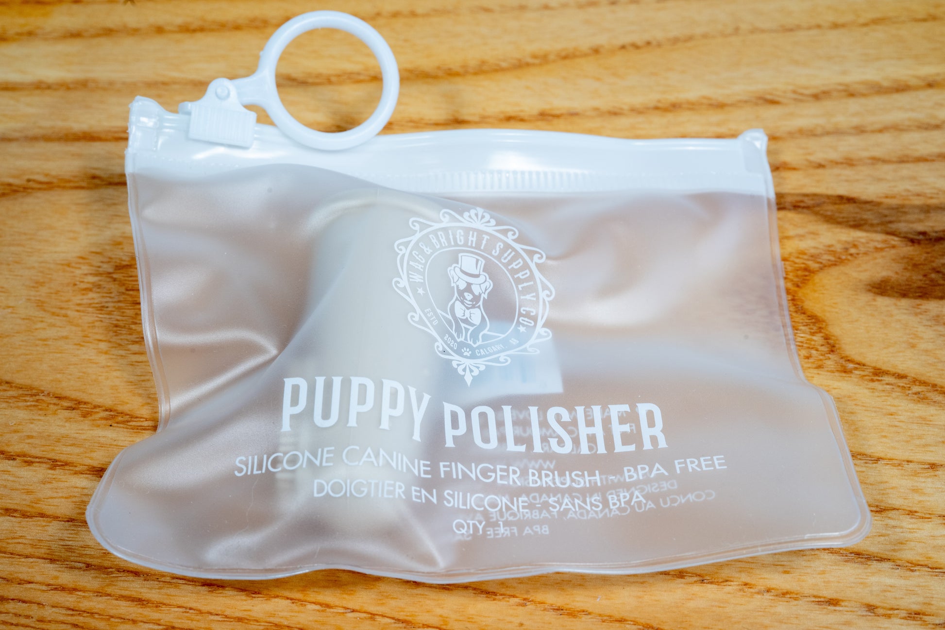 Silicone canine finger brush in its travel bag. | Doigtier en silicone pour soin buccale canin dans son sac de voyage..