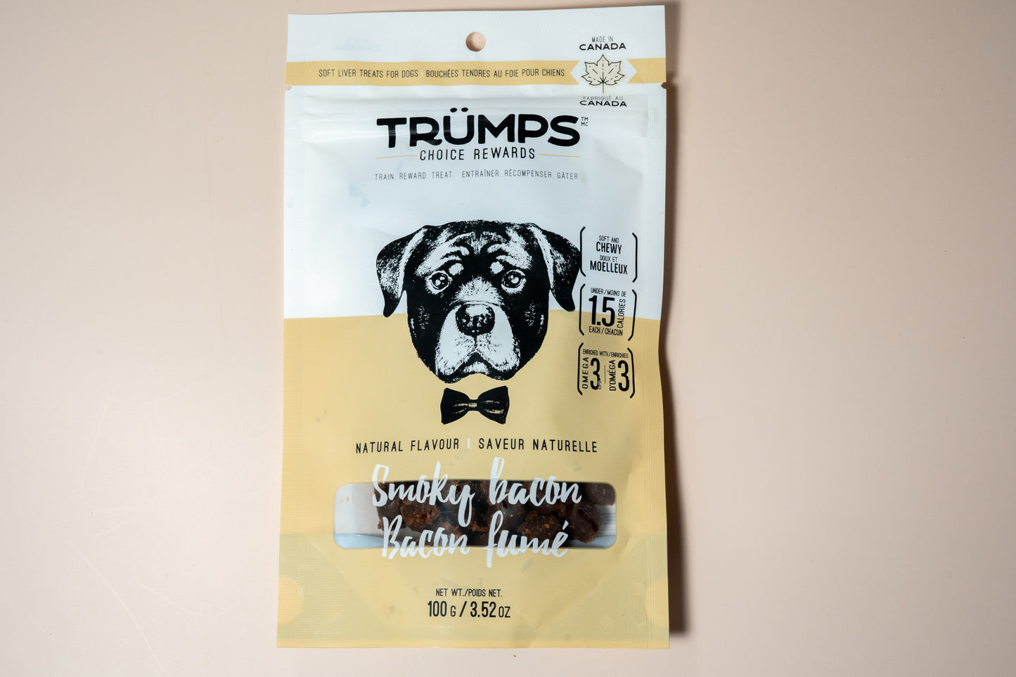 Le bacon fumé de Trumps Choice pour chiens est une friandise moelleuse contenant moins de 1,5 calories par bouchée et enrobée d'oméga 3.