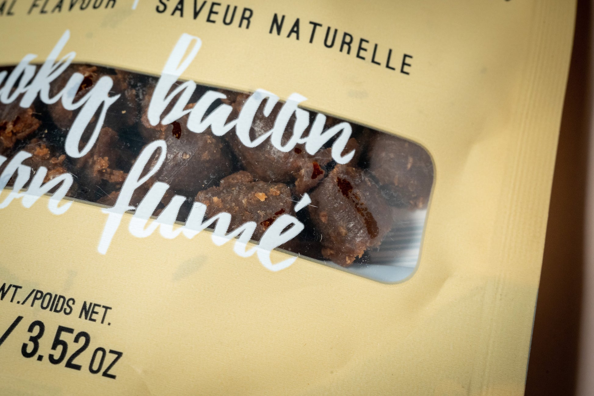 Close-up view of the smoky bacon bites for dogs from Trumps Choice Rewards. | Vue rapprochée des friandises au bacon fumé pour chiens de Trumps Choice Rewards.