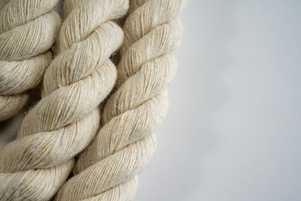  Gros plan sur le tissage de la laisse pour chien en coton torsadé de couleur naturel.