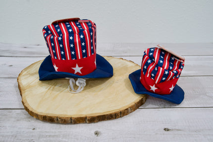 Deux chapeaux pour chien à motif de drapeau américain sur une surface en bois.