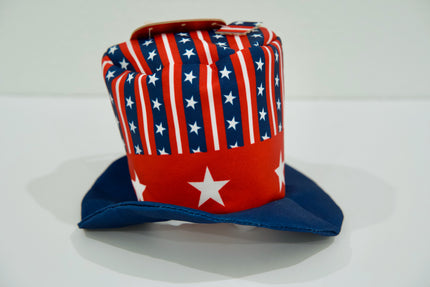 Chapeau pour chien avec un motif de drapeau américain sur fond blanc.