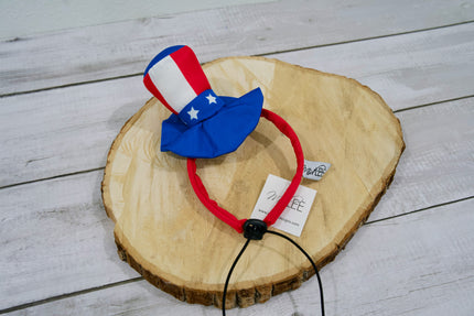 Bandeau coloré pour animal avec un motif de drapeau américain, posé sur une surface en bois.