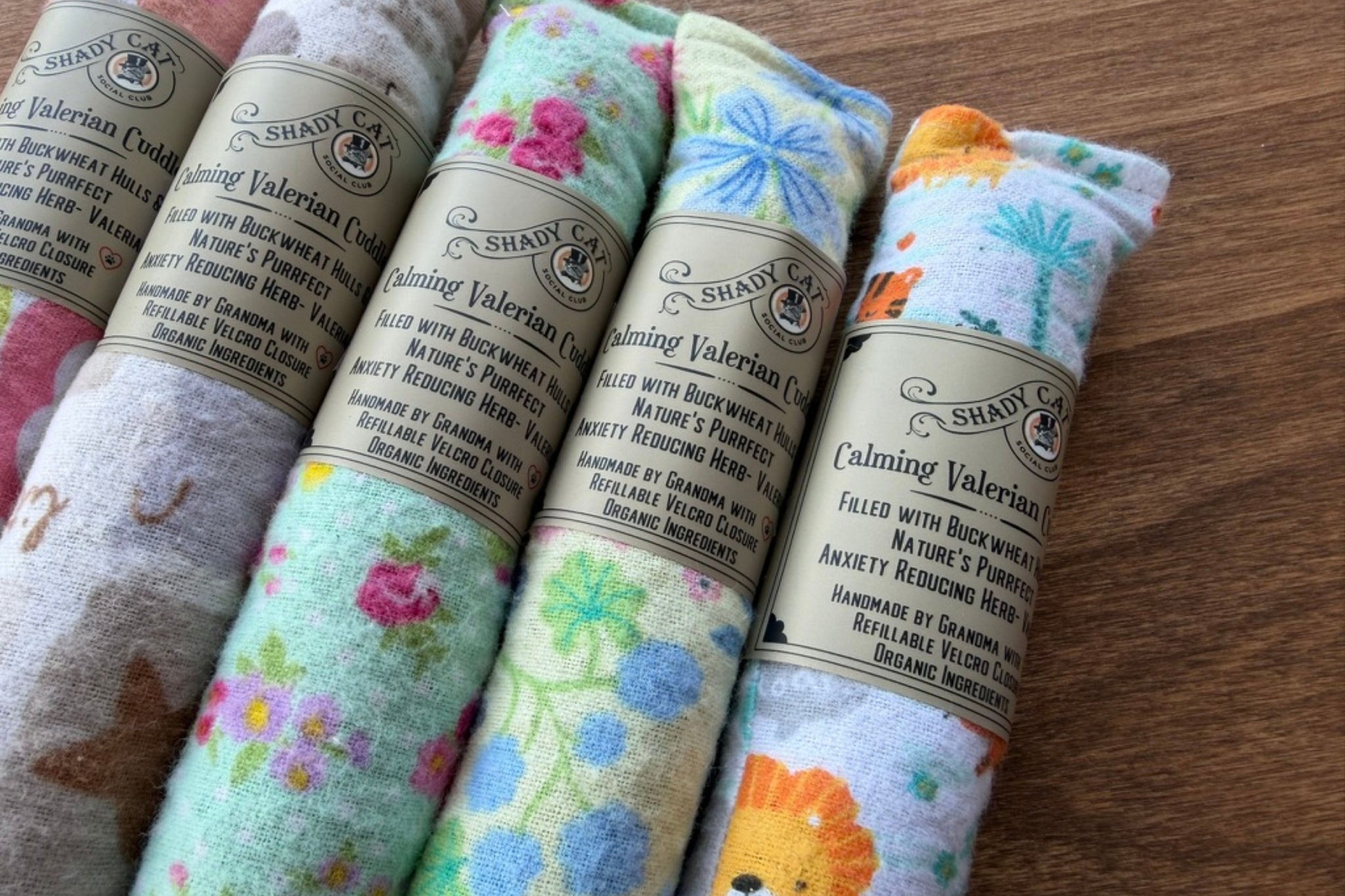 Coussins à câliner pour chats de Shady Cat. Valériane et herbe à chat apaisantes, posées sur une surface en bois.