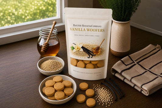 Baxter Bailey Vanilla Woofers natural dog treats made with real vanilla, honey and oat flour in resealable bag.|Friandises naturelles pour chiens à la vanille, miel et farine d'avoine, en sachet refermable.