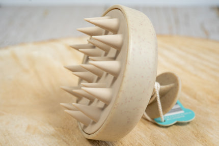 Vue de côté de la brosse à shampoing pour chiens.