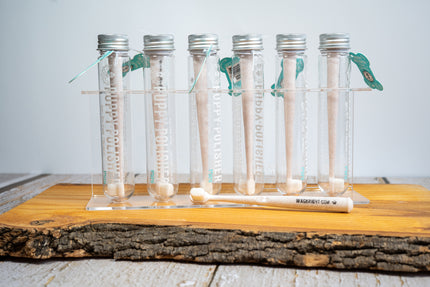 Présentoir avec 6 brosses à dents pour petits chiens dans un contenant réutilisable de Wag & Bright Supply Co.