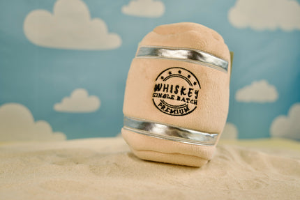 Le Whiskey Barrel est un jouet de fouille amusant rempli de trois mini bouteilles de whisky avec couineurs.
