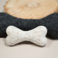 Différentes tailles de jouets pour chiens en os fabriqués avec de la laine naturelle.