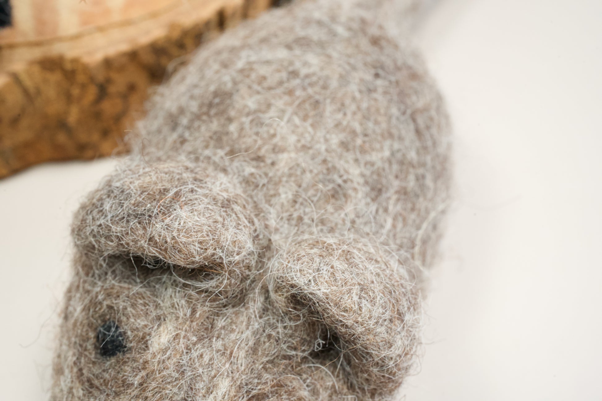 Close-up view of wool cat mouse fibers. | Vue rapprochée des fibres de la souris pour chat en laine.