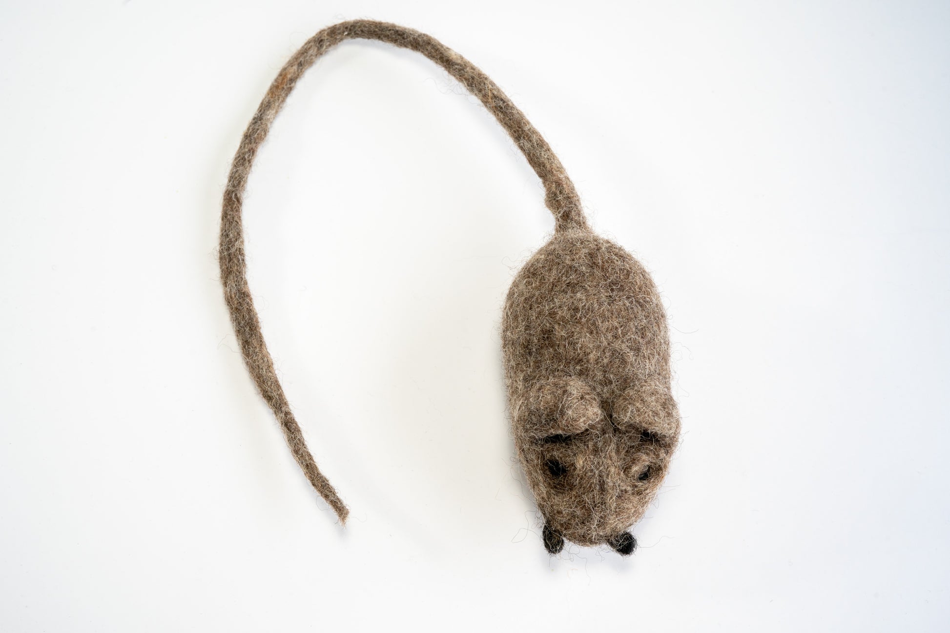 Dark brown wool mouse for cats. | Souris en laine brune foncé pour chats.