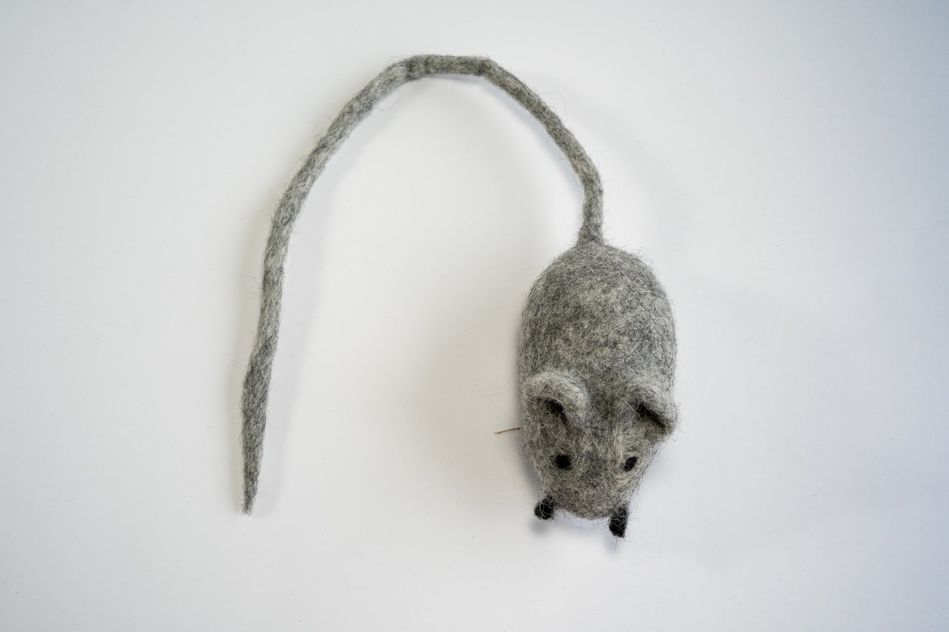 Grey wool mouse for cats. | Souris en laine grise pour chats.
