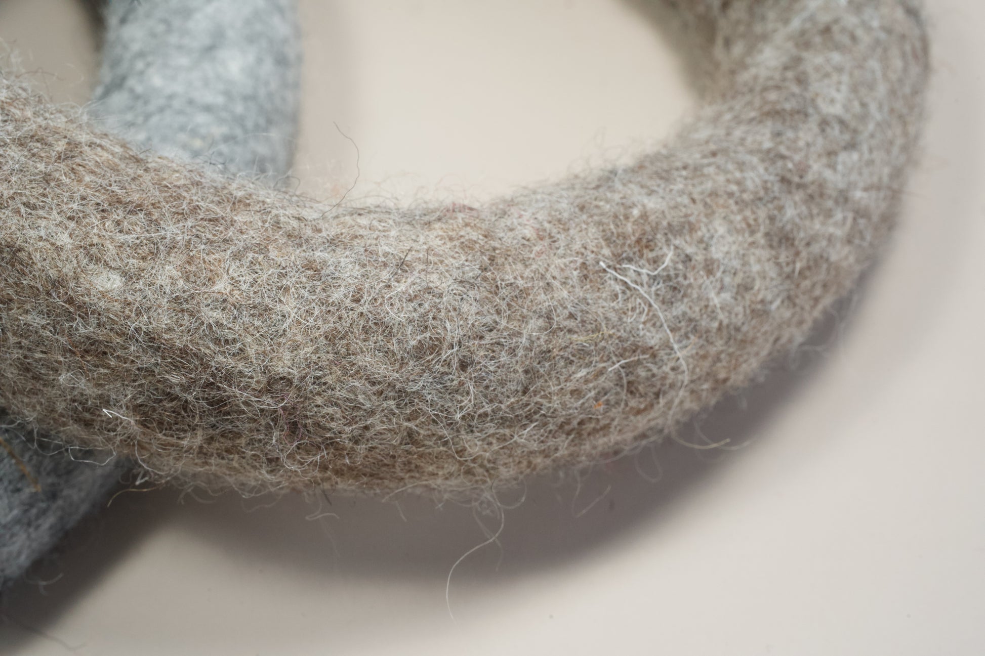 Close-up view of wool ring for dog. | Vue rapprochée de l'anneau en laine pour chien.