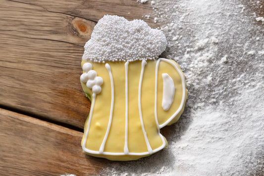 Decorative dog cookie shaped like a beer mug.|Biscuit décoratif pour chien en forme de chope de bière.