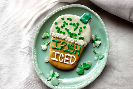 Decorative dog biscuit with Irish Iced text on a green plate.|Biscuit décoratif pour chien avec inscription Irish Iced sur une assiette verte.