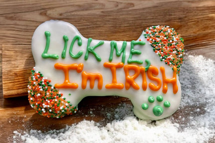 Biscuit en forme d'os de chien avec l'inscription Lèche-moi, je suis irlandais.