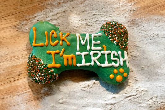 Green dog bone-shaped cookie with Lick Me, I'm Irish text.|Biscuit vert en forme d'os de chien avec l'inscription Lèche-moi, je suis irlandais.