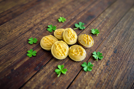 Mini gold coins shaped dog treats with dollar signs surrounded by clover leaves.|Friandises pour chiens en forme de mini-pièces d'or ornées de symboles dollar et de feuilles de trèfle.
