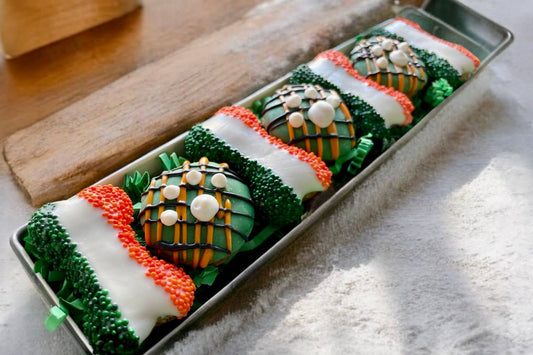Decorative dog cookies bone-shaped on a tray with a wooden background.|Biscuits décoratifs pour chiens en forme d'os, présentés sur un plateau à fond en bois.