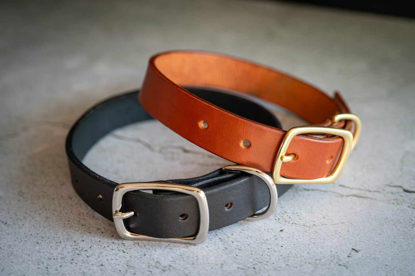 Handmade and custom leather dog collars 1 inch and 2 colors: brown and black.
