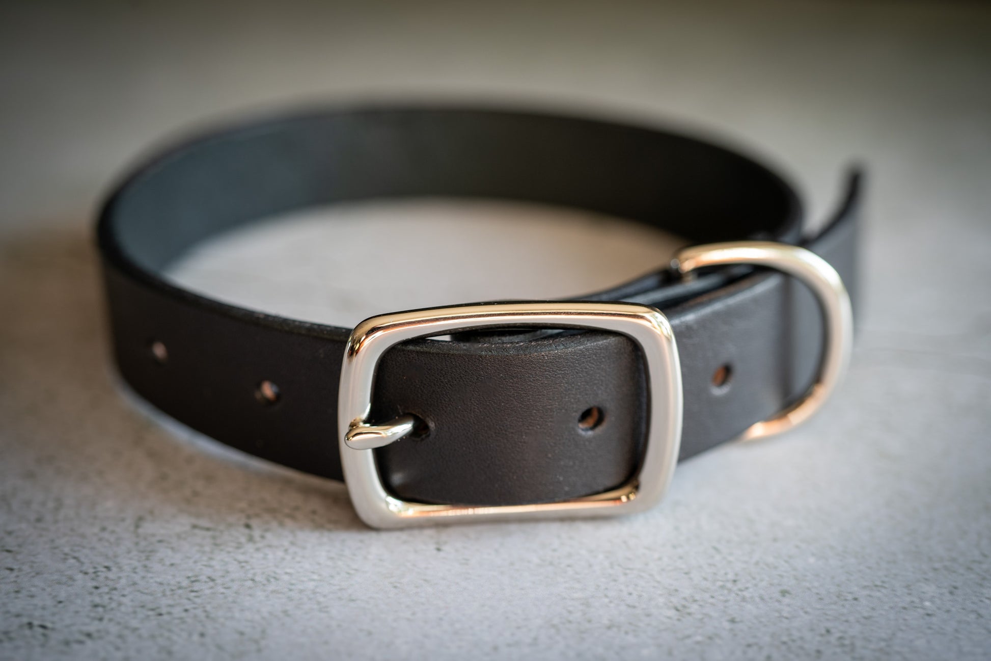 Black premium leather dog collar 1 inch with nickel brass buckle. | Collier pour chien en cuir premium noir 1 pouce avec boucle en nickel.
