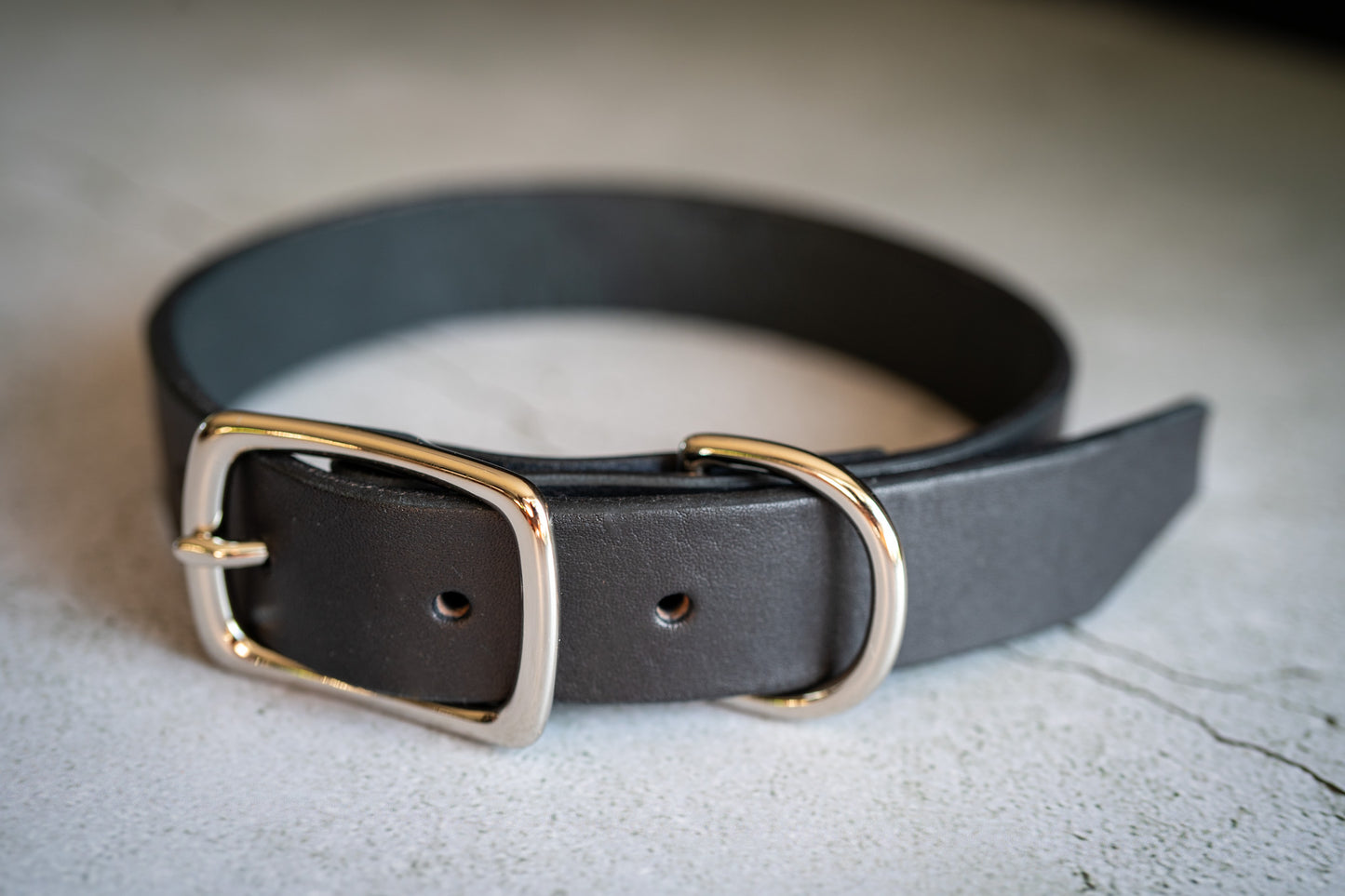 Side view of the black vegetable tanned leather dog collar 1 inch.